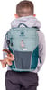 Rückansicht eines Rucksacks mit einem Plüschtier einer Bergziege.