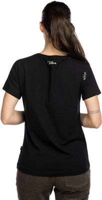 Frau in schwarzem T-Shirt mit Aufdruck auf dem Rücken und Tattoo am Arm. Frau in schwarzem T-Shirt mit Aufdruck auf dem Rücken und Tattoo am Arm.