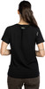 Frau in schwarzem T-Shirt mit Aufdruck auf dem Rücken und Tattoo am Arm.