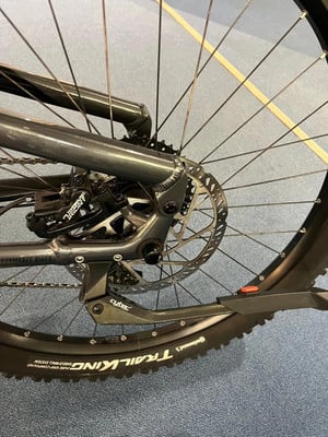Hinterrad eines Mountainbikes mit Scheibenbremse und Ständer. Hinterrad eines Mountainbikes mit Scheibenbremse und Ständer.
