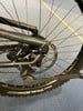 Hinterrad eines Mountainbikes mit Scheibenbremse und Ständer.