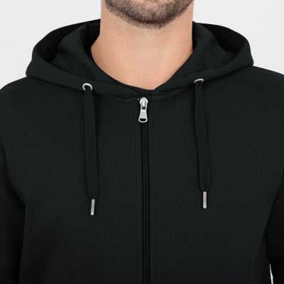 Detail eines Mannes in einem schwarzen Reißverschluss-Hoodie. Detail eines Mannes in einem schwarzen Reißverschluss-Hoodie.