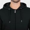Detail eines Mannes in einem schwarzen Reißverschluss-Hoodie.