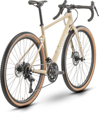 Sandfarbenes Gravelbike mit schwarzen Komponenten und RAYMON-Logo am Rahmen.