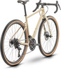 Sandfarbenes Gravelbike mit schwarzen Komponenten und RAYMON-Logo am Rahmen.