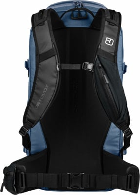 Blauer Rucksack mit schwarzen Trägern und ORTOVOX-Logo. Blauer Rucksack mit schwarzen Trägern und ORTOVOX-Logo.