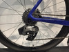 Detail des hinteren Schaltwerks an einem blauen Fahrrad mit Kette.
