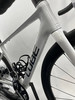 Ein weißes Rennrad der Marke CUBE mit schwarzer Schrift auf dem Rahmen.