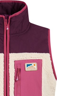 Eine lila gesteppte Weste mit cremefarbenem Fleece und rosa Akzenten. Eine lila gesteppte Weste mit cremefarbenem Fleece und rosa Akzenten.