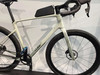 Hellbeiges Cube Gravelbike mit schwarzer Rahmentasche.