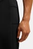 Detail eines schwarzen Stoffes mit Nähten und einer Männerhand.