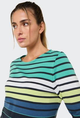 Eine Frau in einem gestreiften Langarmshirt mit buntem Streifenmuster.