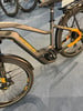 Graues E-Bike mit gelben Akzenten und Haibike-Schriftzug auf dem Rahmen.