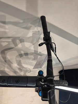 Detail des Mountainbike-Lenkers mit Griff und Bremshebel. Detail des Mountainbike-Lenkers mit Griff und Bremshebel.