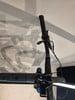 Detail des Mountainbike-Lenkers mit Griff und Bremshebel.