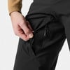 Mann öffnet eine schwarze Reißverschlusstasche mit atmungsaktivem Netz.