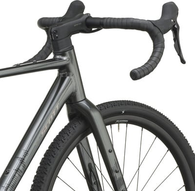 Detail des vorderen Teils eines dunkelgrauen Scott Gravelbikes. Detail des vorderen Teils eines dunkelgrauen Scott Gravelbikes.