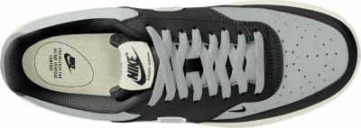 Pohľad zhora na sivé tenisky Nike s čiernymi a bielymi detailmi a šnúrkami.