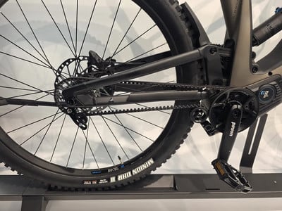 Aufnahme des Hinterrads eines E-Bikes mit Riemenantrieb und Scheibenbremse. Aufnahme des Hinterrads eines E-Bikes mit Riemenantrieb und Scheibenbremse.