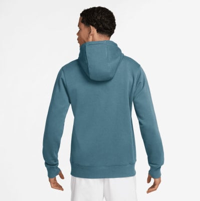 Rückansicht eines Mannes in einem blauen Hoodie und weißer Shorts. Rückansicht eines Mannes in einem blauen Hoodie und weißer Shorts.