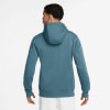 Rückansicht eines Mannes in einem blauen Hoodie und weißer Shorts.