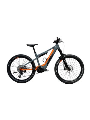 Graues und orangefarbenes KTM E-Mountainbike mit Federung.