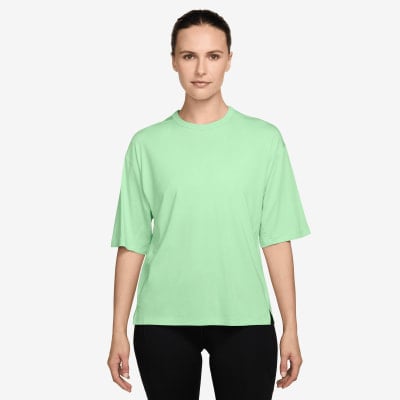 Damen hellgrünes T-Shirt mit weitem Schnitt und kurzen Ärmeln. Damen hellgrünes T-Shirt mit weitem Schnitt und kurzen Ärmeln.
