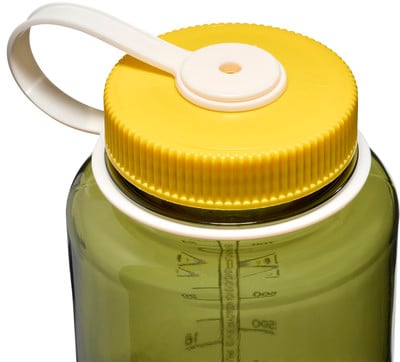 Grüne Flasche mit gelbem Deckel und weißem Griff, Detail. Grüne Flasche mit gelbem Deckel und weißem Griff, Detail.