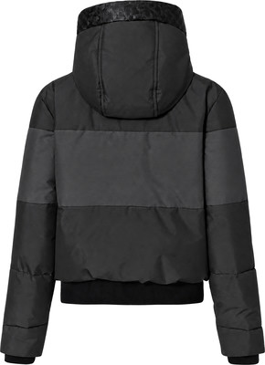 Rückansicht einer schwarzen Daunenjacke mit Kapuze und Farbstreifen.