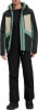 Ein Mann in schwarzer Hose und einer grün-beiger Jacke mit Kapuze.