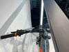 Detail des Mountainbike-Lenkers mit Bosch-Steuerung und orangefarbenem Griff.