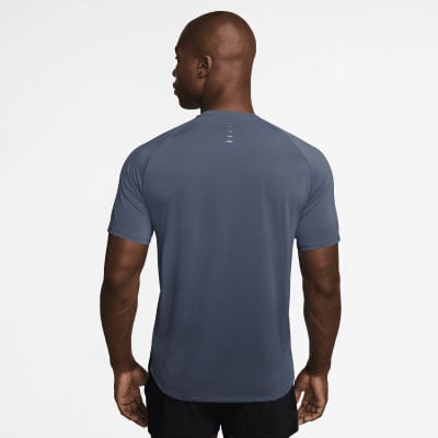 Mann in einem dunkelblauen Kurzarm-T-Shirt mit reflektierenden Details am Rücken. Mann in einem dunkelblauen Kurzarm-T-Shirt mit reflektierenden Details am Rücken.