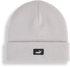 Graue Puma-Strickmütze mit schwarzem Logo auf der Vorderseite.