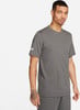 Ein Mann in einem dunkelgrauen T-Shirt mit Nike-Logo auf dem Ärmel.
