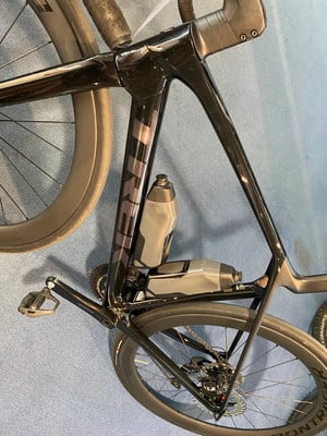 Detail eines schwarzen Rennradrahmens mit Flaschenhaltern. Detail eines schwarzen Rennradrahmens mit Flaschenhaltern.
