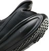 Detail černých bot Nike s výraznou podrážkou a logem.