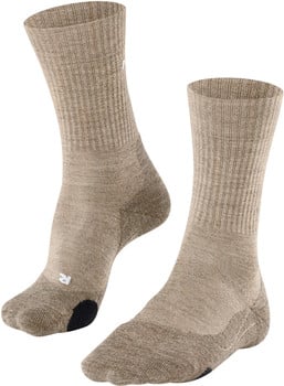 Bequeme braune Socken mit weißem 'R'-Logo auf der linken Socke.