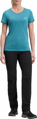 Damen-T-Shirt mit kurzen Ärmeln und schwarze Hose mit Logo auf der Brust. Damen-T-Shirt mit kurzen Ärmeln und schwarze Hose mit Logo auf der Brust.