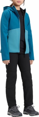 Mädchen in blauer Kapuzenjacke und schwarzer Hose mit Schuhen. Mädchen in blauer Kapuzenjacke und schwarzer Hose mit Schuhen.