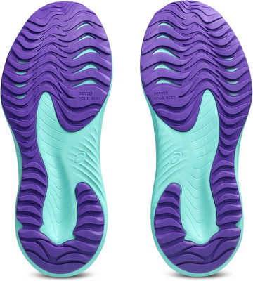 Unteransicht eines Paares Laufschuhe mit lila und türkisfarbener Sohle. Unteransicht eines Paares Laufschuhe mit lila und türkisfarbener Sohle.