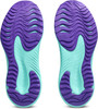 Unteransicht eines Paares Laufschuhe mit lila und türkisfarbener Sohle.