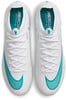 Oberansicht von weißen Nike Fußballschuhen mit türkisfarbenem Logo.