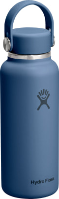 Eine blaue Hydro Flask-Flasche mit Henkel und Logo in dunklerem Blau. Eine blaue Hydro Flask-Flasche mit Henkel und Logo in dunklerem Blau.