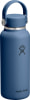 Eine blaue Hydro Flask-Flasche mit Henkel und Logo in dunklerem Blau.