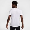 Mann in weißem T-Shirt mit schwarzem Kragen und Ärmeln, Rückansicht.