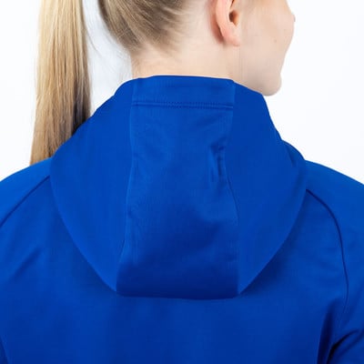 Detail der Rückseite eines blauen Hoodies mit einem Pferdeschwanz. Detail der Rückseite eines blauen Hoodies mit einem Pferdeschwanz.
