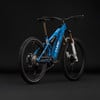 Ein blaues Cube Mountain-E-Bike mit Federung und Scheibenbremsen.