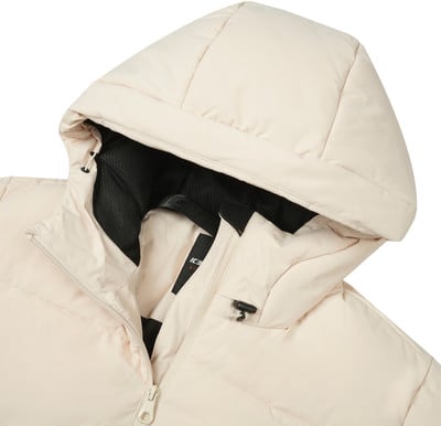 Detail der Kapuze und des Reißverschlusses einer hellbeigen Daunenjacke mit schwarzem Futter.
