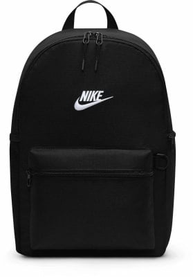 Schwarzer Nike-Rucksack mit Logo und Reißverschlusstasche vorne.