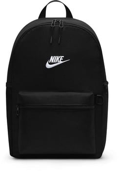 Schwarzer Nike-Rucksack mit Logo und Reißverschlusstasche vorne.